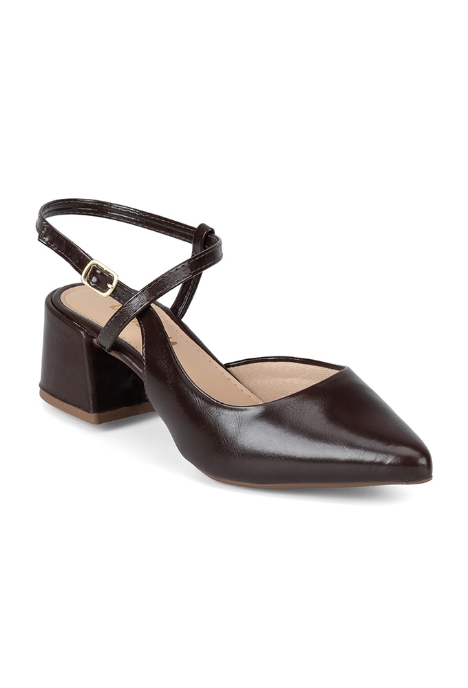 Detalhe do Salto Bloco e Bico Fino do Scarpin Slingback Marrom
