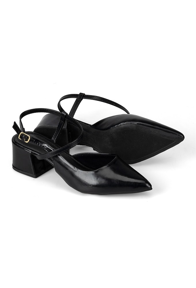 Mulher utilizando Scarpin Slingback Bico Fino Salto Bloco Preto em ambiente corporativo