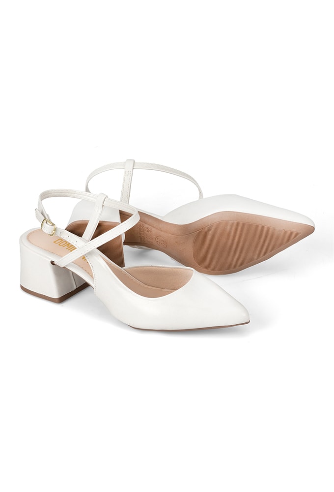 Mulher utilizando Scarpin Slingback Bico Fino Salto Bloco Off White em ambiente urbano