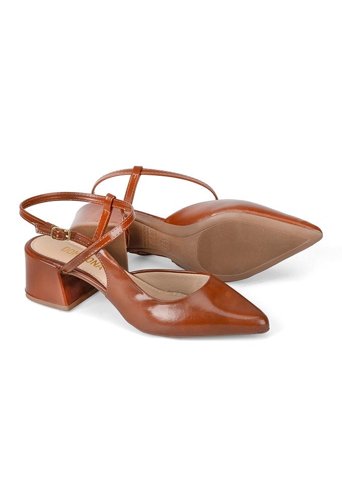 Mulher usando Scarpin Slingback Bico Fino Salto Bloco Caramelo no ambiente corporativo e casual