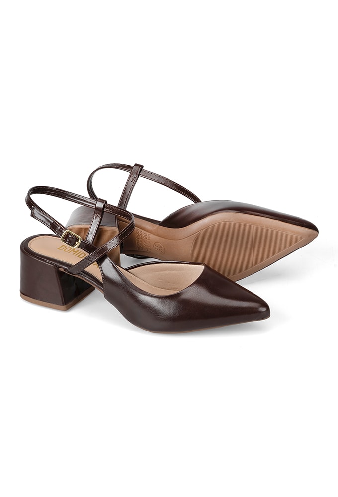 Mulher utilizando Scarpin Slingback Bico Fino Salto Bloco Marrom em ambiente corporativo e casual
