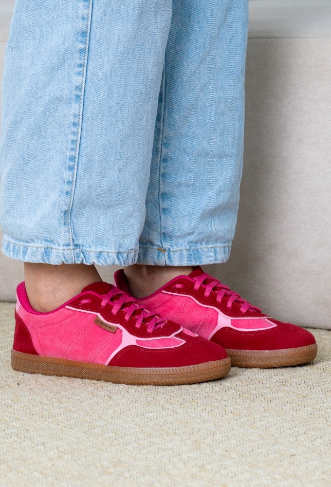 Mulher com look moderno usando o Tênis Feminino Retrô Rosa Domidona