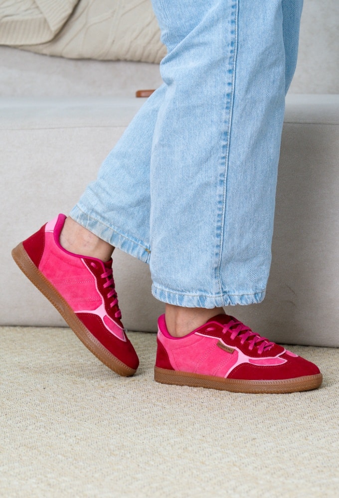 Look casual chic com jeans e Tênis Feminino Retrô Rosa, ideal para o dia a dia.