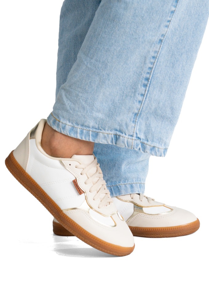 Look casual chic com jeans e Tênis Feminino Retrô Branco com Detalhe Dourado, ideal para o dia a dia.