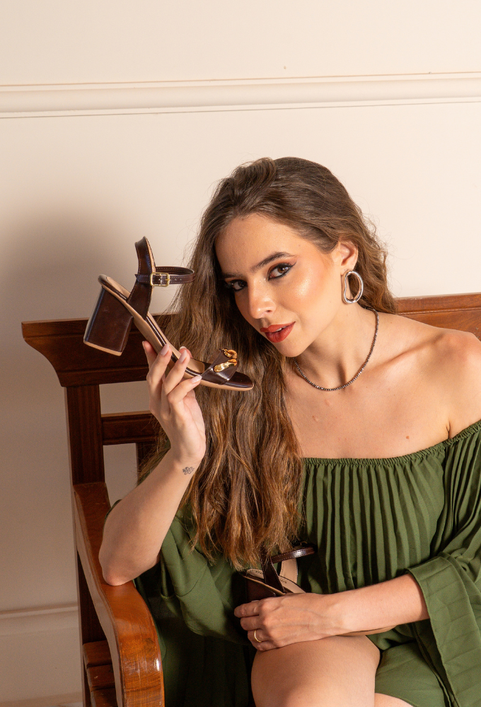 Estilo minimalista e detalhes metalizados da Sandália Confortável Feminina Domidona