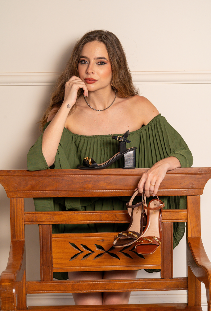 Detalhes do cabedal e do salto bloco de 7cm da Sandália Feminina Casual Preta