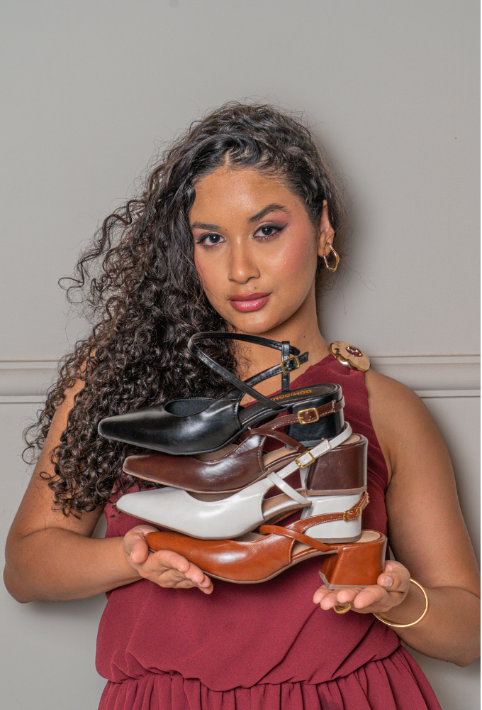 Detalhe do Salto Bloco e Bico Fino do Scarpin Slingback Marrom