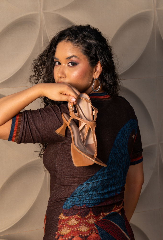 Modelo usando <strong>Sandália de Dedo Domidona Bico Folha Salto Taça Caramelo</strong> em look elegante