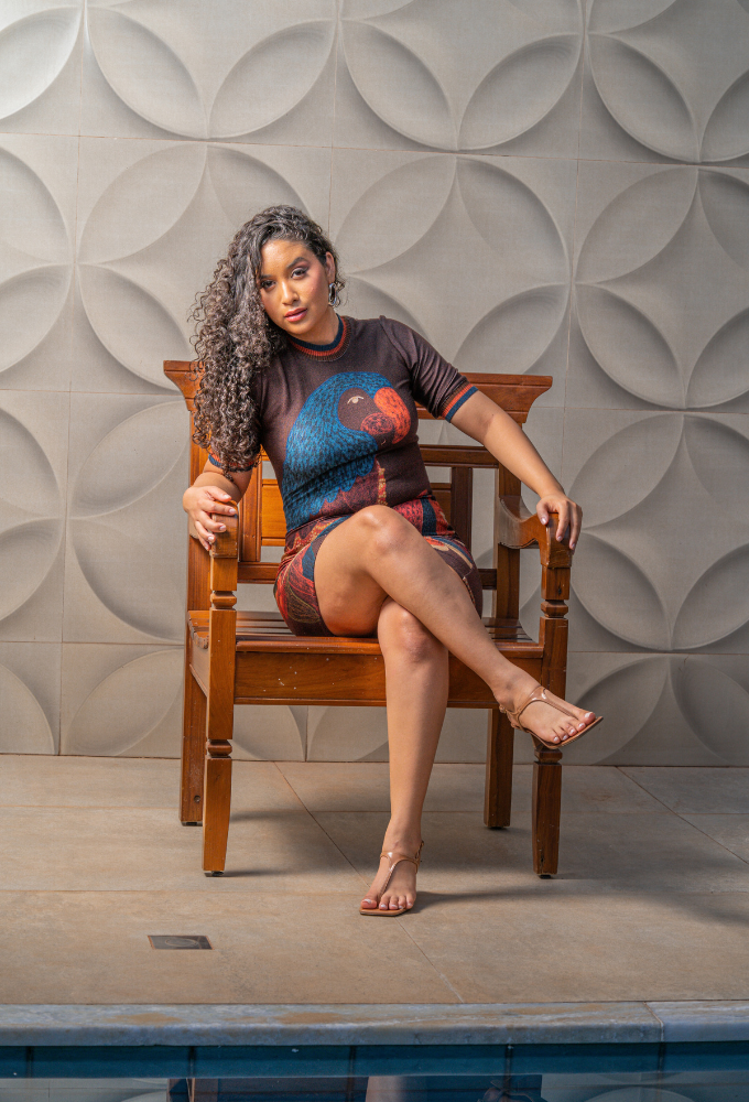 Mulher com <strong>look alfaiataria elegante</strong> usando a <strong>Sandália Caramelo Domidona</strong>