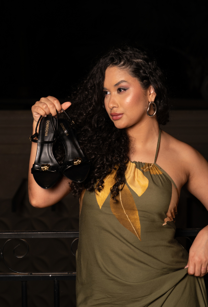 Sandália Feminina Bico Folha Salto Taça Preta com Enfeite Metálico Dourado Domidona