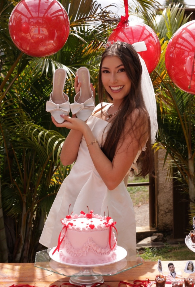 Detalhe de perto do maxi laço off white e bico folha do Tamanco Feminino Domidona