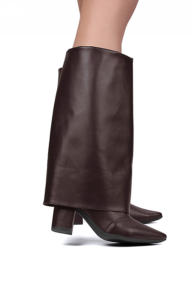 Detalhe do salto bloco e solado da bota marrom Domidona