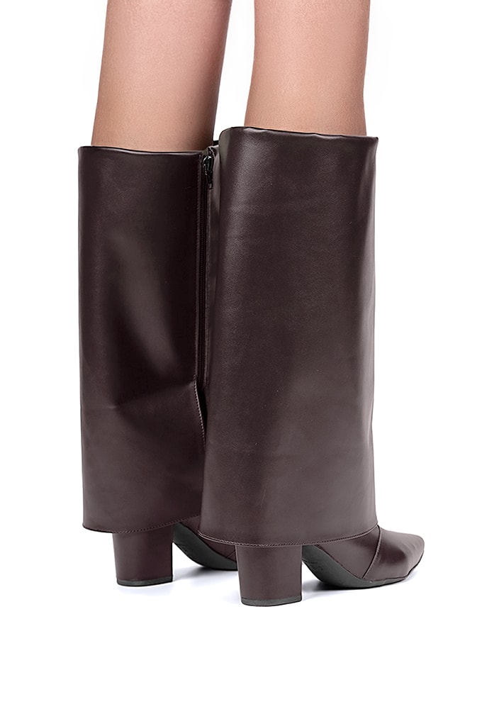 Bota feminina marrom com capa combinando com look elegante