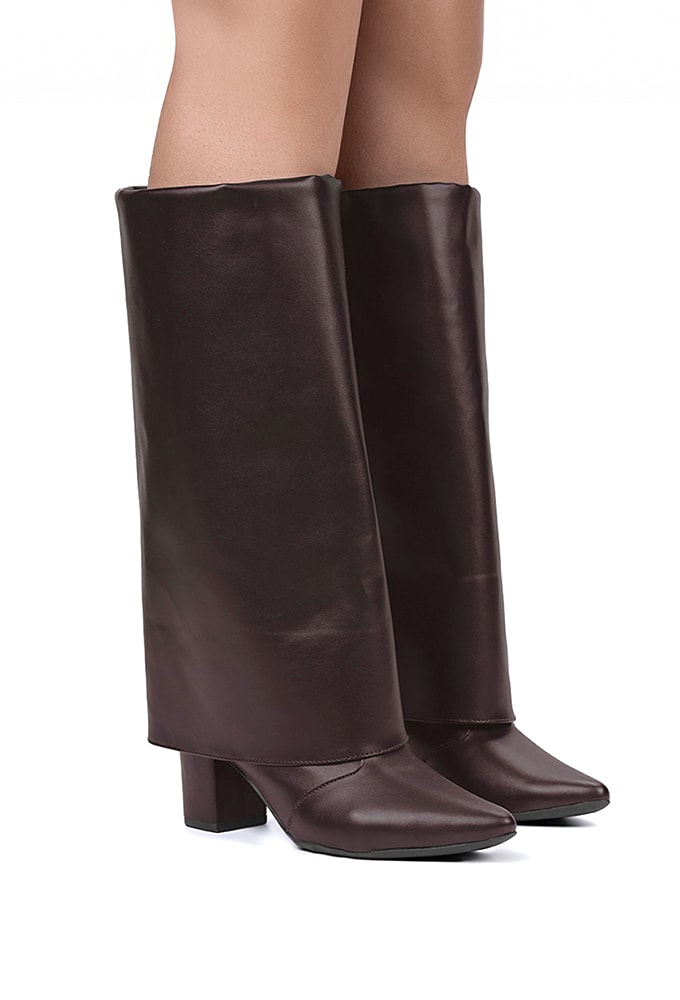 Bota feminina cano alto marrom com capa Domidona nos pés