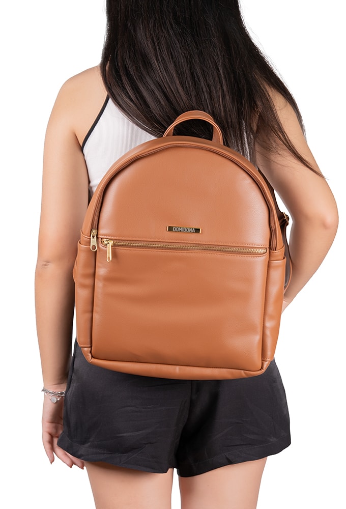 Detalhe do material em napa sintética da Mochila Feminina Domidona na cor Caramelo