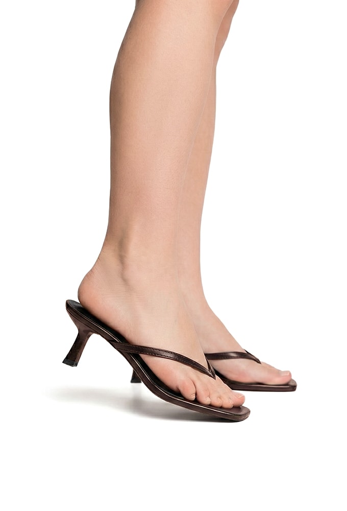 Detalhe do salto taça 6cm e solado microgel do Tamanco Domidona