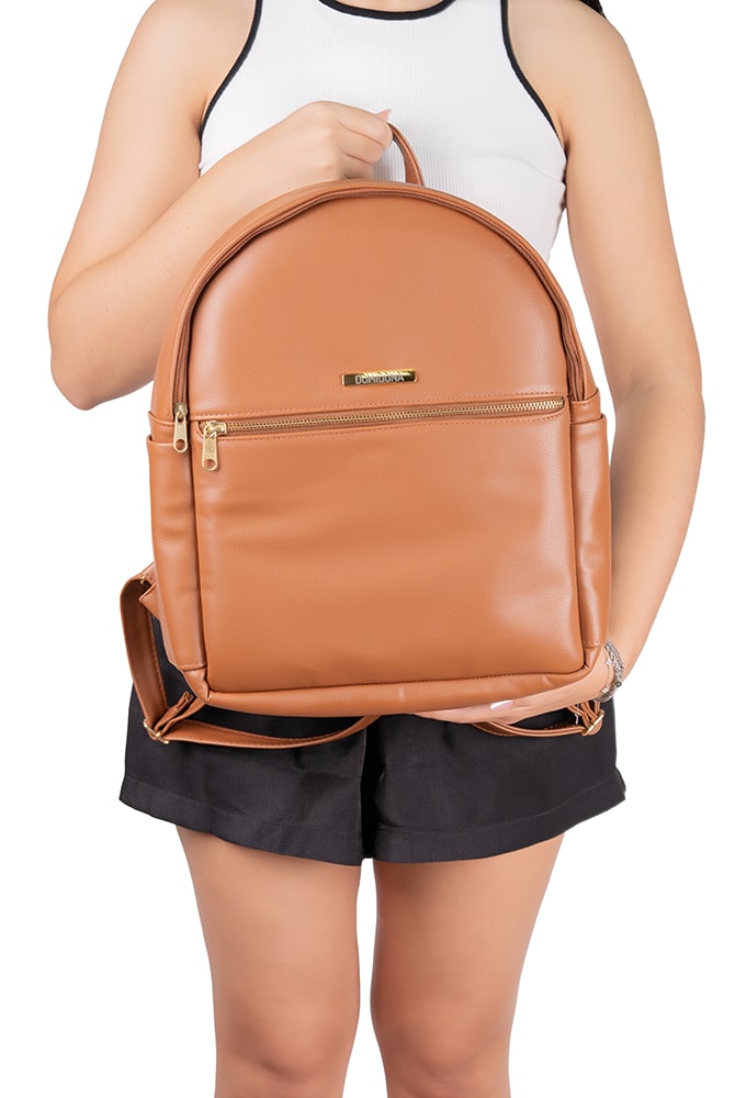 Modelo combinando a Mochila Feminina Caramelo com um look casual