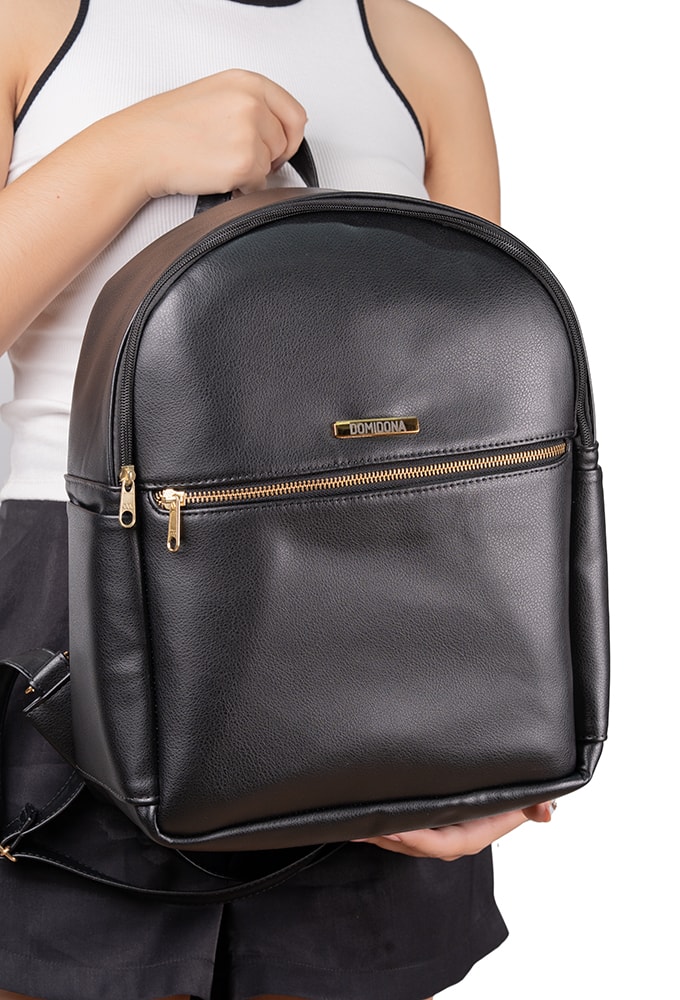 Modelo combinando a Mochila Feminina Preta com um look casual para um passeio de fim de semana