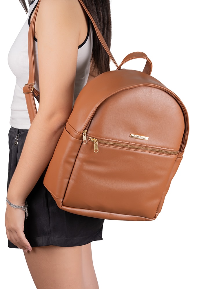 Mulher moderna usando a Mochila Feminina Caramelo Domidona para o trabalho