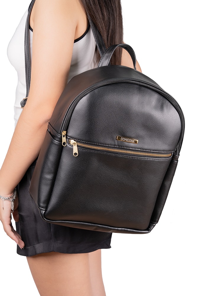 Mulher moderna usando a Mochila Feminina Preta Domidona como acessório de trabalho
