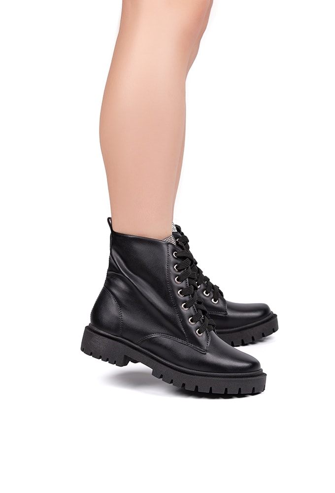 Detalhe da sola Tratorada Leve do Coturno Preto Domidona