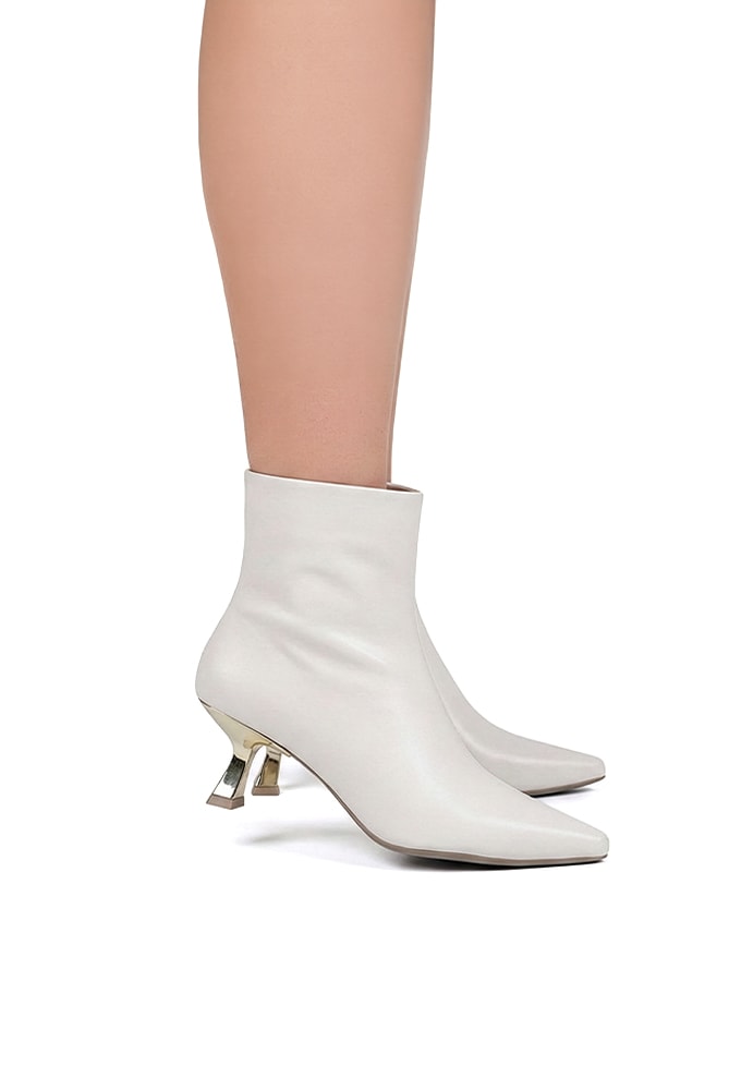 Detalhes do Salto Taça e bico quadrado do Tamanco Preto Domidona