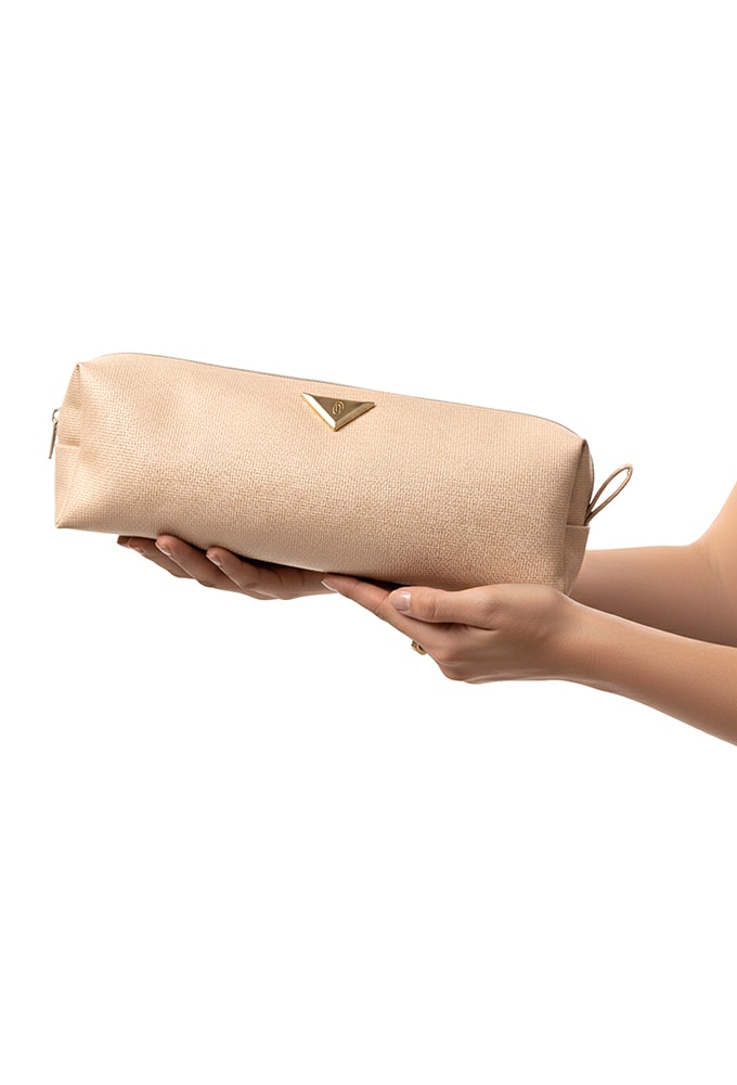 Detalhe da textura da Bolsa Nécessaire Natural Domidona, mostrando a trama sintética e o zíper de fechamento.