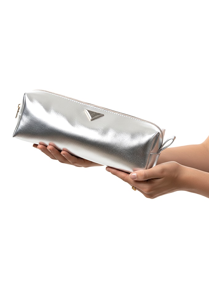 Detalhe do material metalizado e zíper da Bolsa Nécessaire Prata Domidona