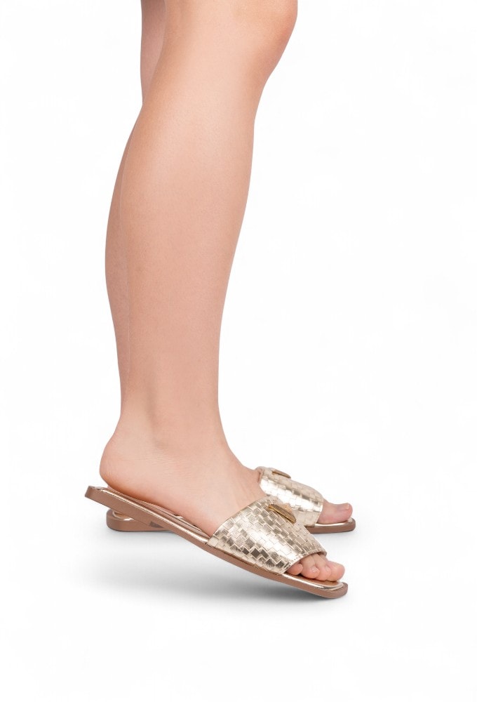 Detalhes da Trama Metalizada Ouro Light e do bico quadrado da Sandália Domidona