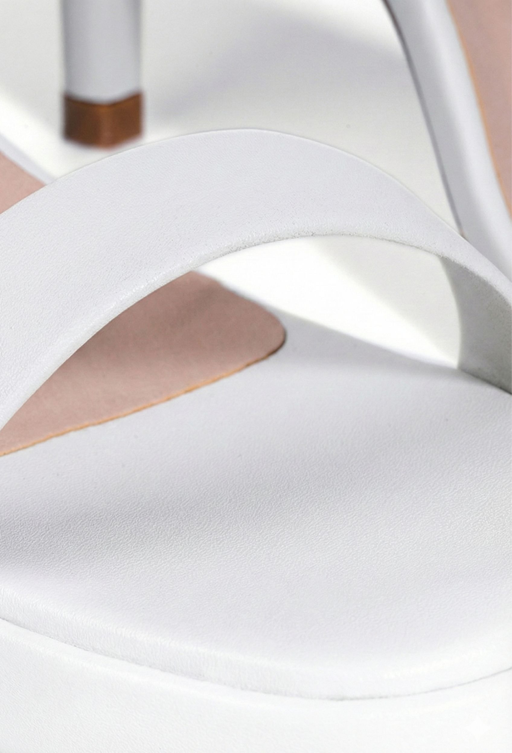 Detalhe do acabamento em napa branca da Sandália Domidona