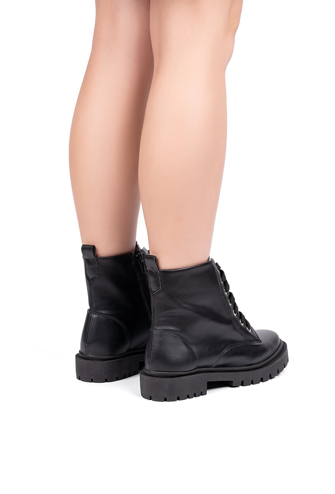 Modelo usando Coturno Preto Domidona Detalhe da Parte de Traseira