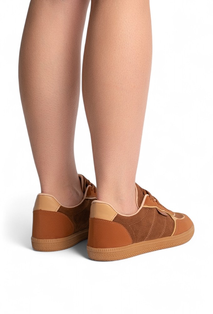 Look com calça de alfaiataria e o Tênis Feminino Retrô Caramelo Domidona, mostrando um visual sport chic.