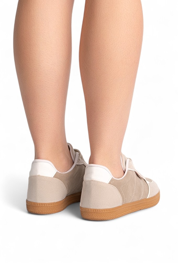 Look casual chic com jeans e Tênis Feminino Retrô Cinza, ideal para o dia a dia.