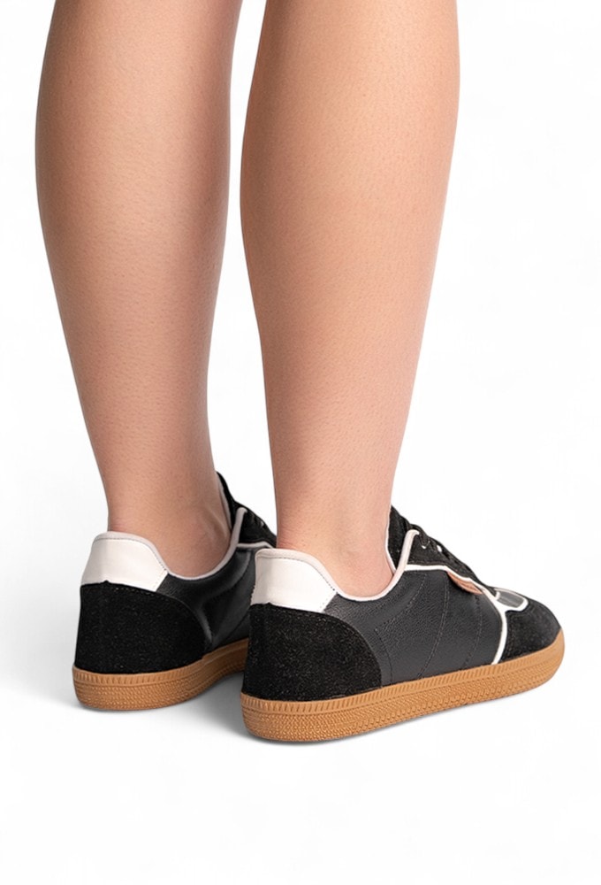 Modelo usando o Tênis Feminino Retrô Preto com look casual chic