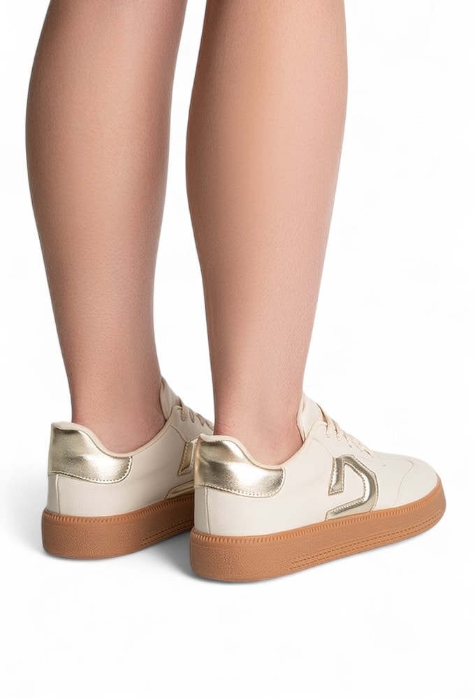 Modelo usando o Tênis Feminino Retrô Ouro Light