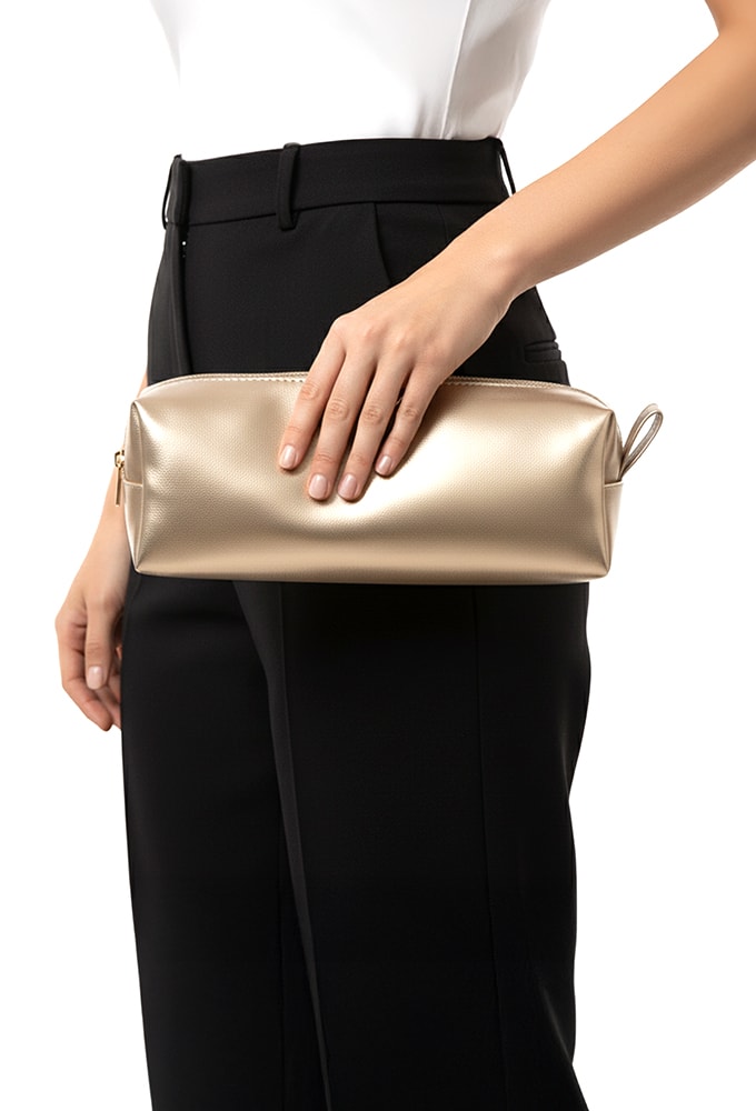 Mulher usando a Bolsa Nécessaire Dourada em um evento noturno