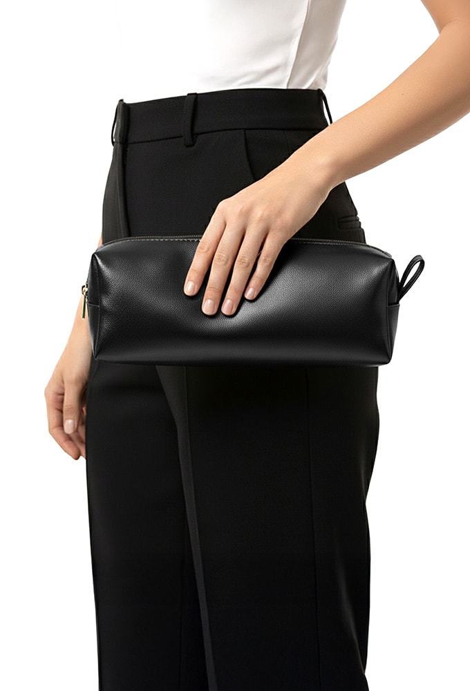 Look de mulher em viagem usando a Bolsa Nécessaire Preta Domidona