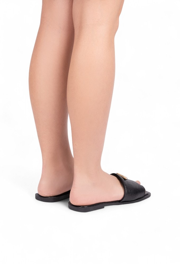 Modelo Mostrando Rasteirinha Preta Bico Quadrado Domidona Parte Traseira Calcanhar