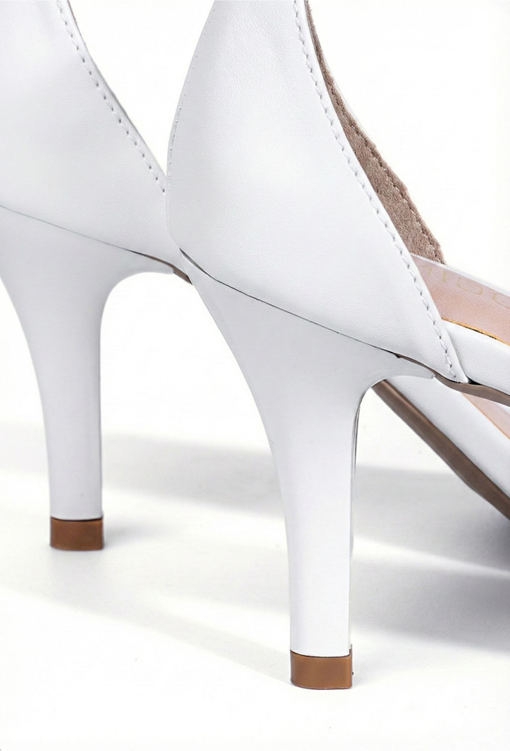 Modelo noiva ou look branco com Sandália Tira Única