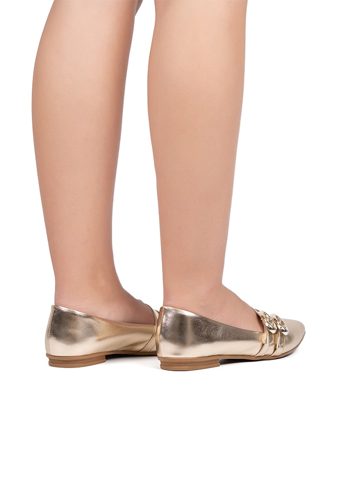 Modelo Motrando a Sapatilha Feminina Bico Fino Dourada Parte de Tras.