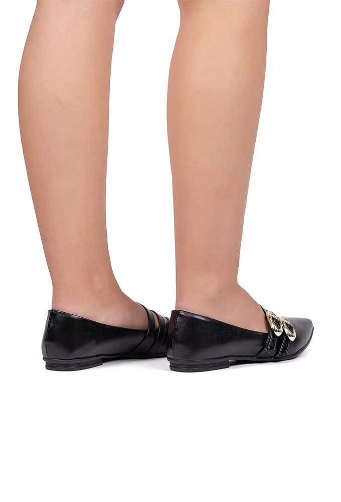 Modelo Usando a Sapatilha Feminina Preta de Bico Fino Detalhe Parte de Tras.