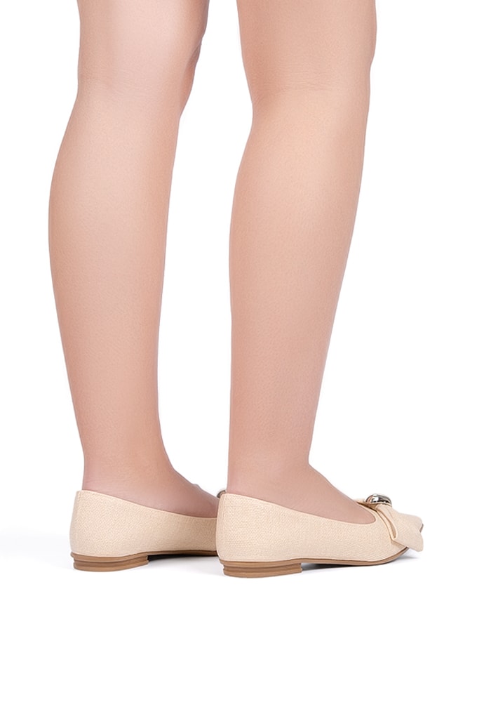 Mulher de Costas Mostrando Detalhe Sapatilha Natural Domidona