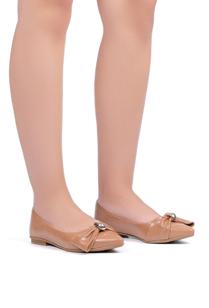 Mulher Usando Sapatilha Bico Fino Caramelo Domidona