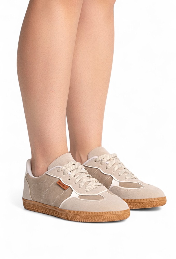 Mulher com look moderno de alfaiataria usando o Tênis Feminino Retrô Cinza Domidona