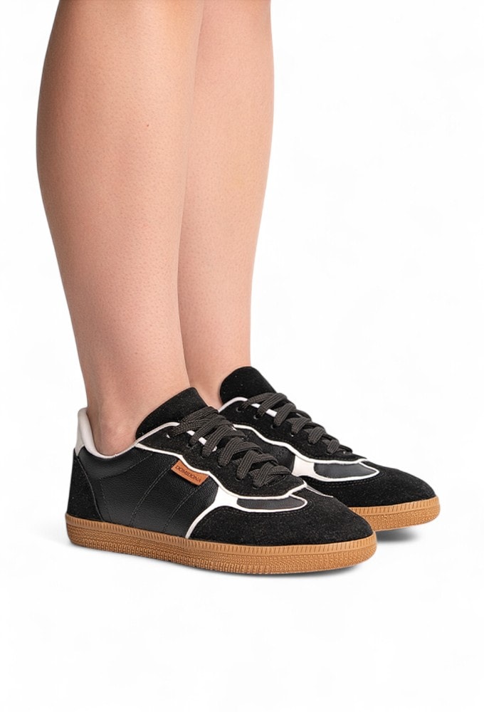 Vista lateral do Tênis Feminino Retrô Preto Domidona nos pés