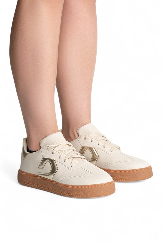 Mulher usando Tênis Casual Retrô Ouro Light Domidona em ambiente branco