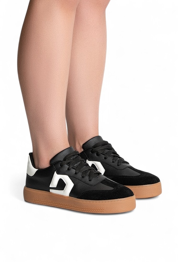 Mulher usando Tênis Casual Retrô Preto Domidona