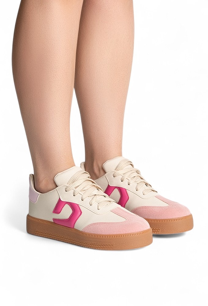 Mulher usando Tênis Casual Retrô Ouro Light Domidona em ambiente branco
