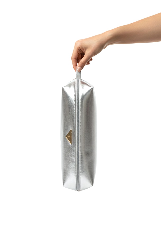 Mulher usando a Bolsa Nécessaire Prata Domidona.