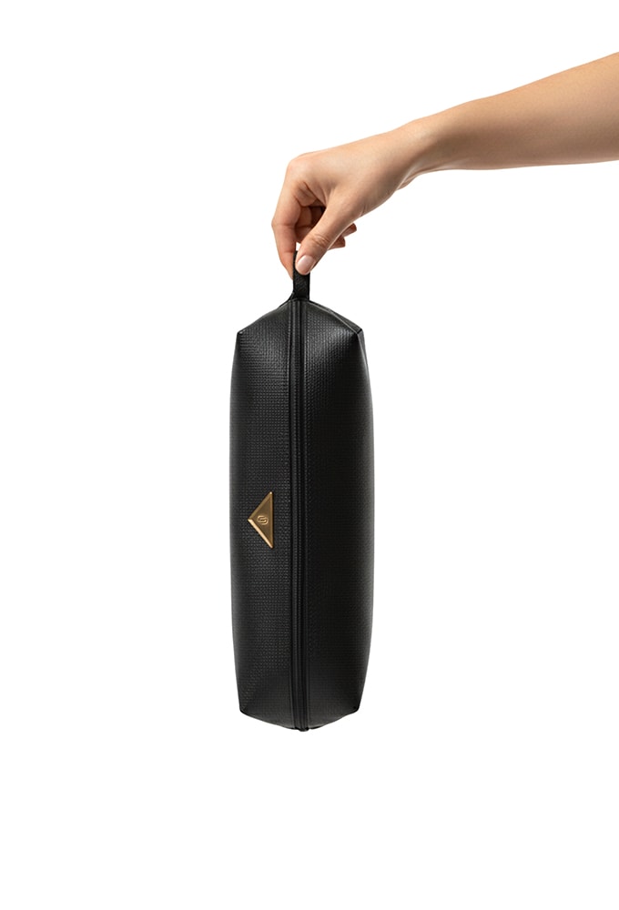 Bolsa Nécessaire Preta Domidona sendo usada como clutch.